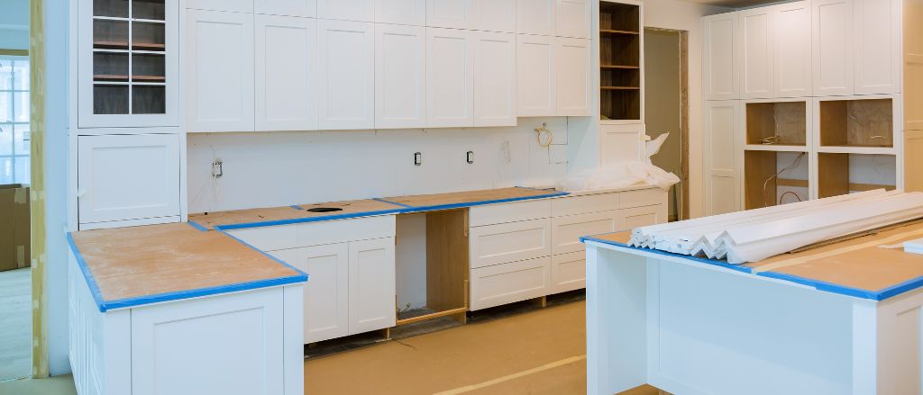 Kitchen Renovation Mistakes: White cabinets and blue paint in a kitchen