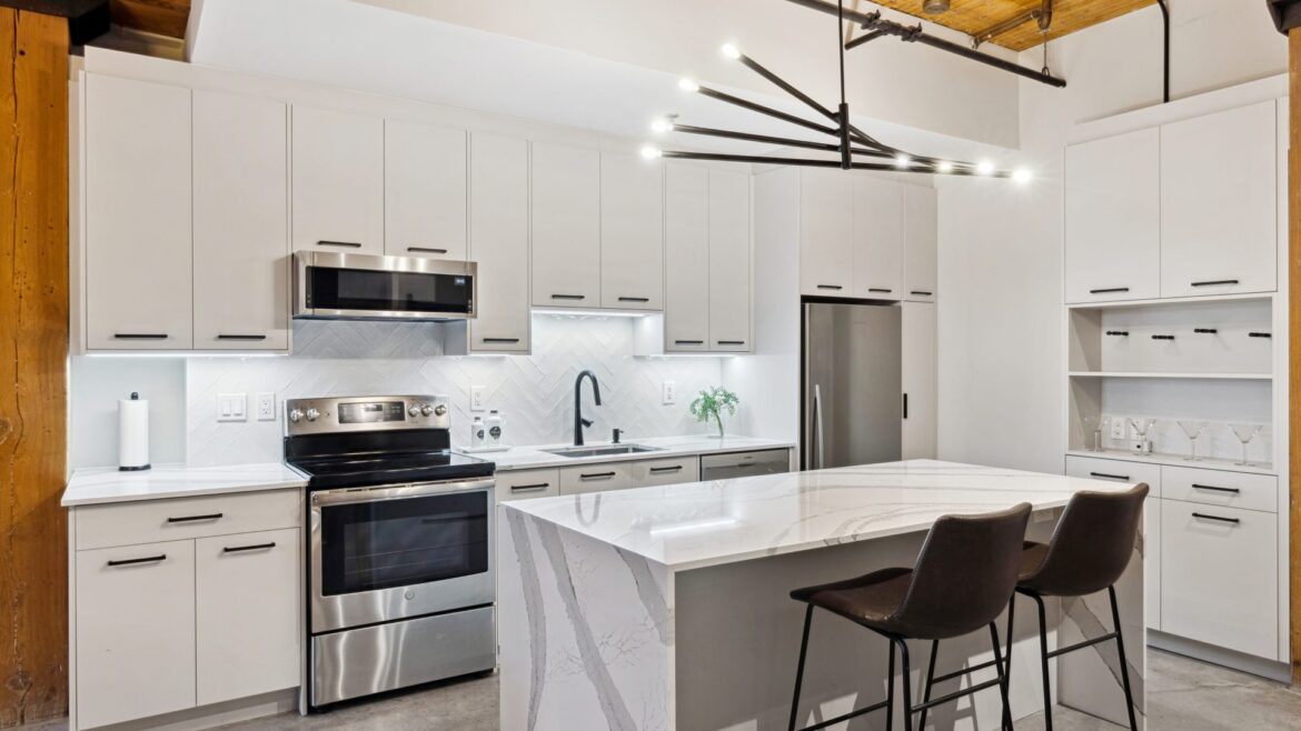 Kitchen Remodeling in Toronto: Big Islands and Smart Appliances
